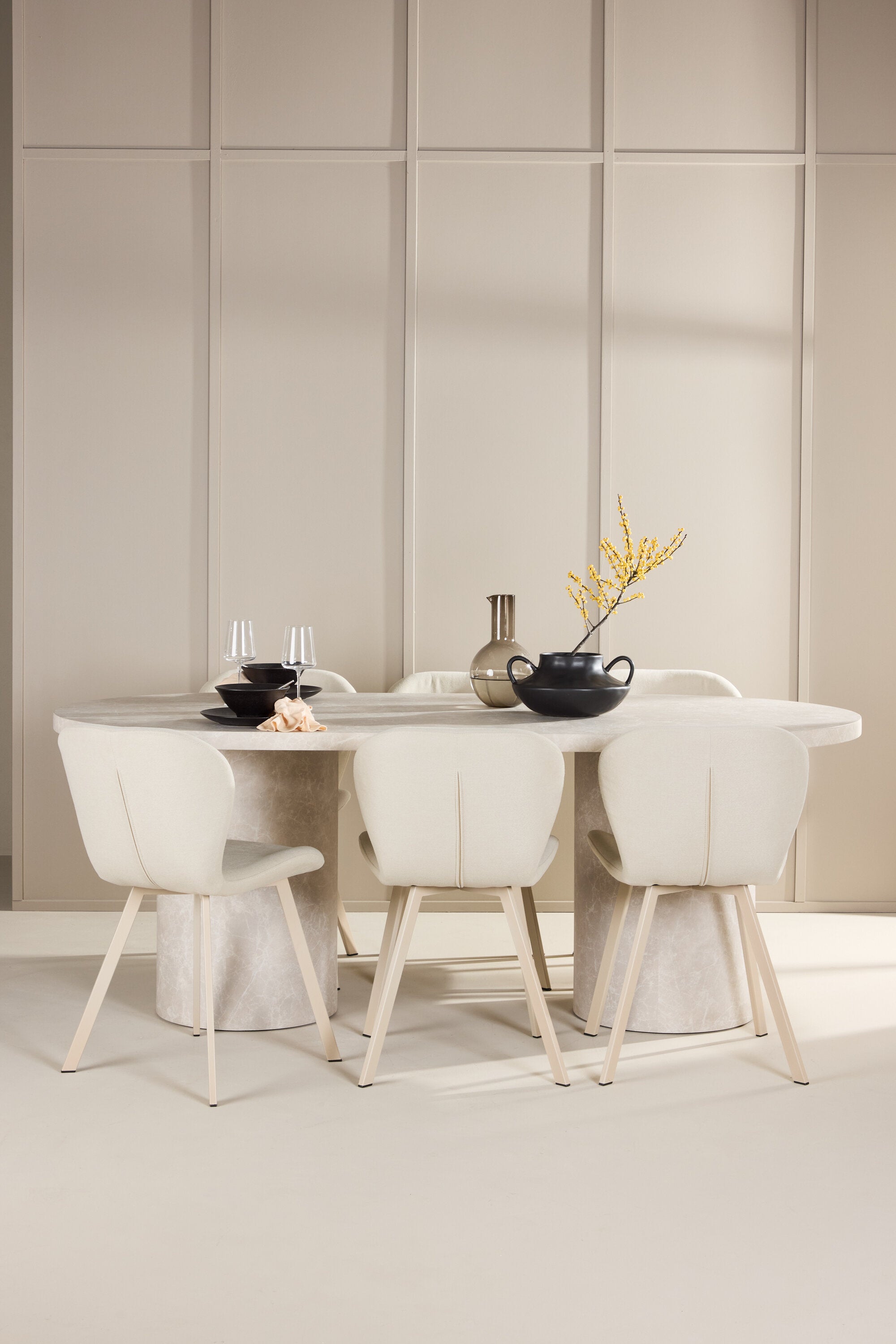 Esstisch Narvik mit Lilja Stuhl in Beige präsentiert im Onlineshop von KAQTU Design AG. Esszimmerset ist von Venture Home