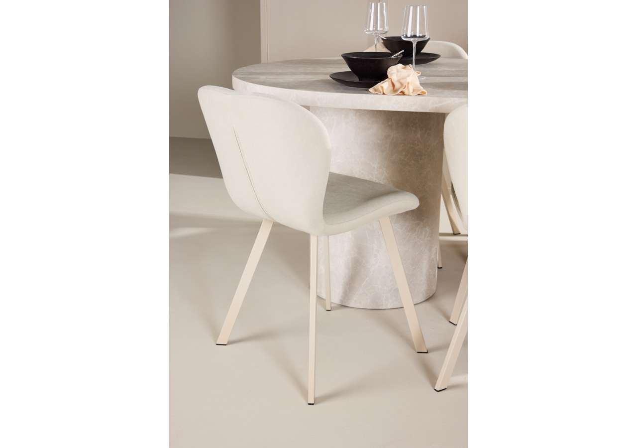 Eleganter Esstisch Narvik mit Lilja Stühlen von Venture Home – skandinavisches Design für modernes Wohnen.