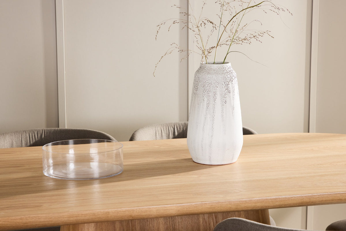 Esszimmerset Stjärnö mit Edina Stuhl: Esstisch mit MDF-Platte in Nature und sechs Stühlen mit Leinenbezug in Braun, skandinavisches Design.