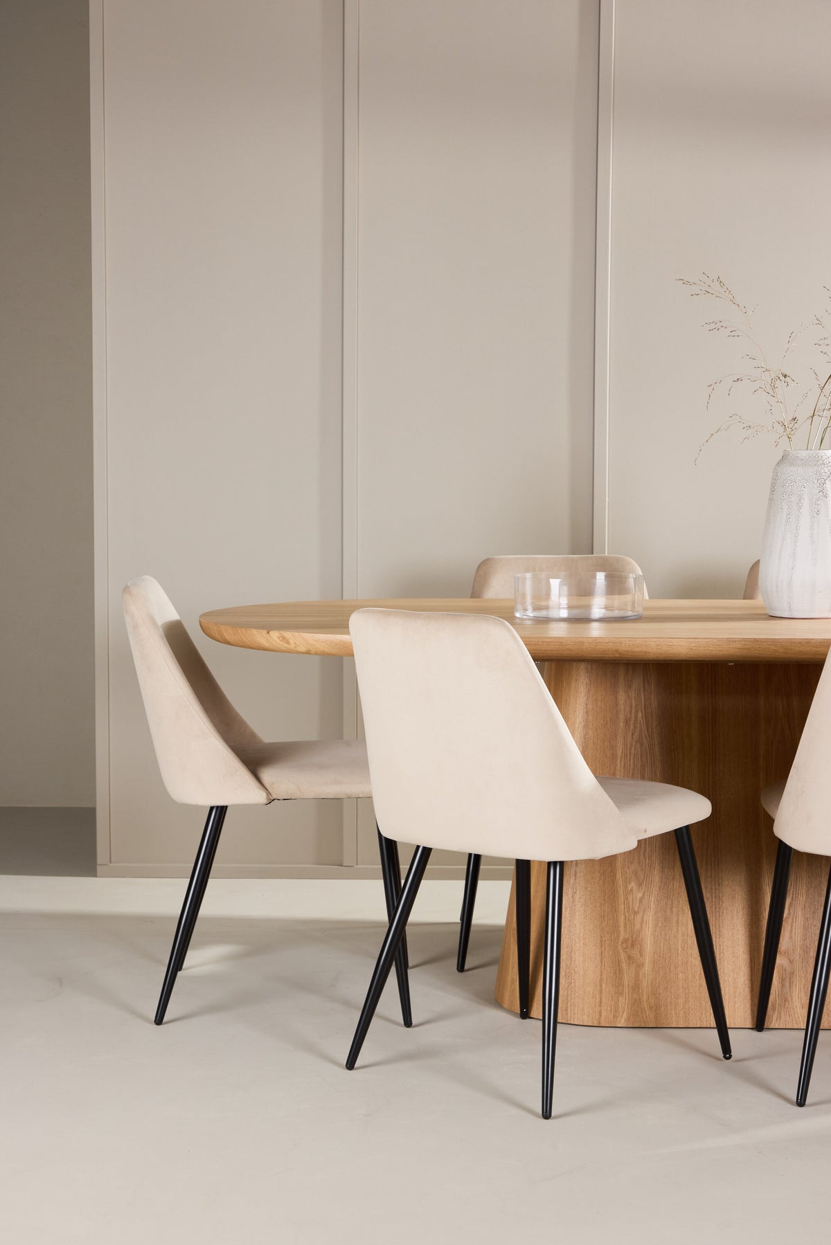 Esstisch Stjärnö mit Nachtstuhl in Nature präsentiert im Onlineshop von KAQTU Design AG. Esszimmerset ist von Venture Home