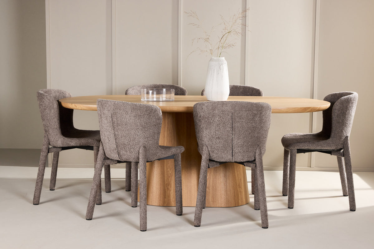 Ovaler Esstisch 200x90 cm aus MDF in Naturfarbe mit zwei gepolsterten Esszimmerstühlen in Braun, Bouclé-Bezug, Esszimmerset von Venture Home
