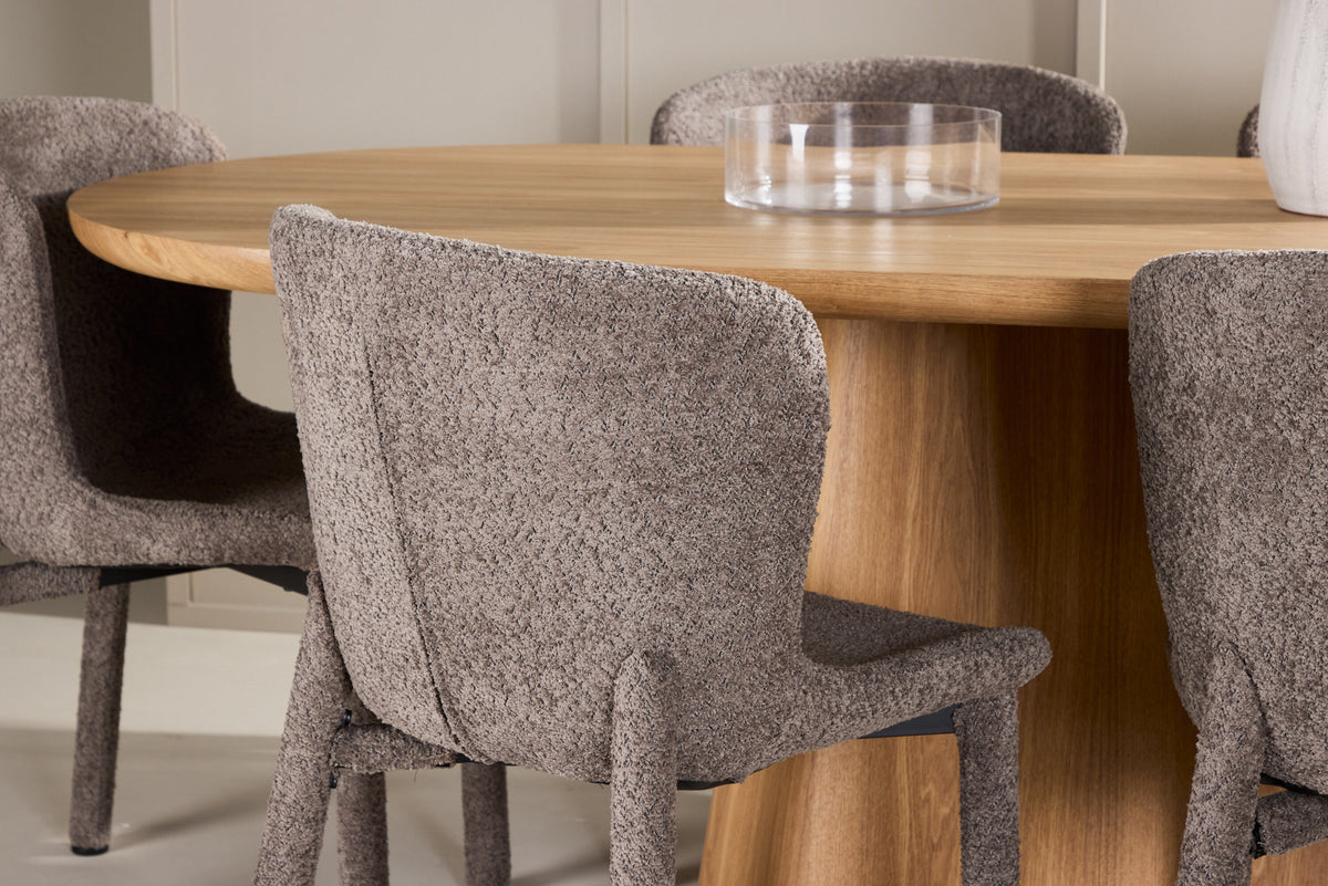 Ovaler Esstisch 200x90 cm aus MDF in Naturfarbe mit zwei gepolsterten Esszimmerstühlen in Braun, Bouclé-Bezug, Esszimmerset von Venture Home