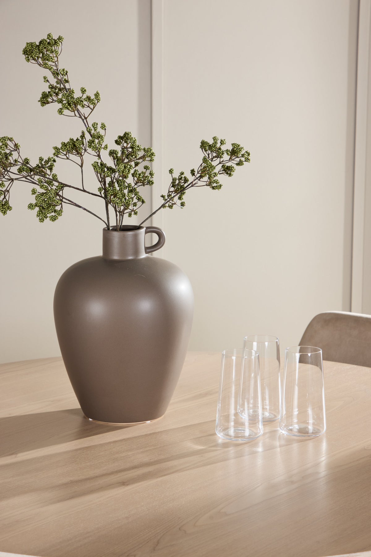 Esstisch Flora mit Nachtstuhl in White Wash präsentiert im Onlineshop von KAQTU Design AG. Esszimmerset ist von Venture Home
