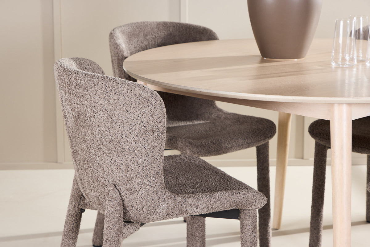 Rundes Esszimmerset Flora & Astoria von Venture Home: Esstisch ⌀120 cm in Whitewash aus MDF und Gummiholz mit zwei braunen gepolsterten Stühlen.
