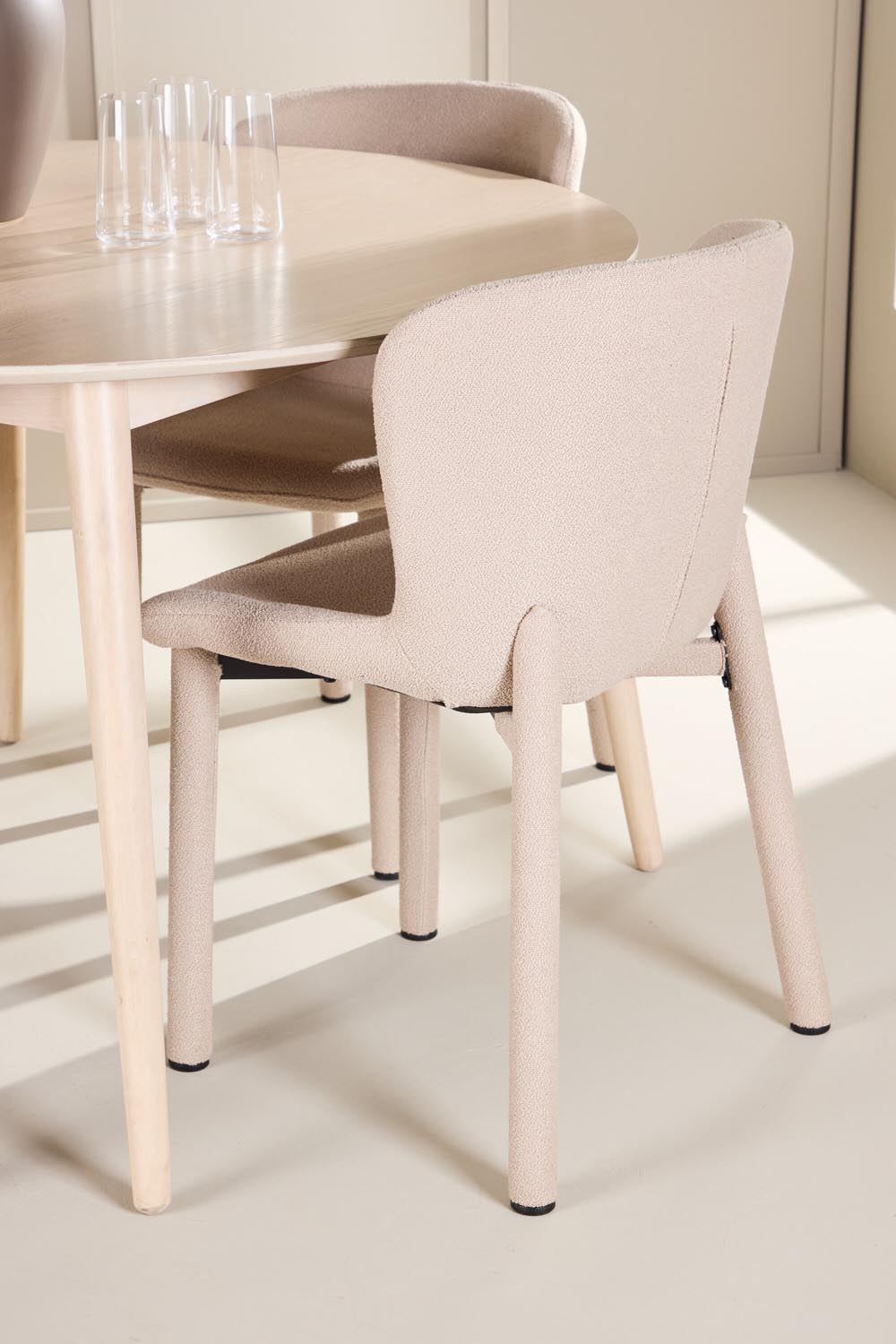 Esstisch Flora mit vier Astoria-Stühlen, Farbe White Wash, Tisch aus MDF, Stühle aus Gummiholz, skandinavisches Esszimmerset