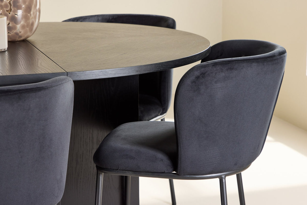 Schwarzer Esstisch Strada aus MDF mit sechs Edina Stühlen mit Samtbezug, ausziehbare Tischplatte, skandinavisches Design von Venture Home.