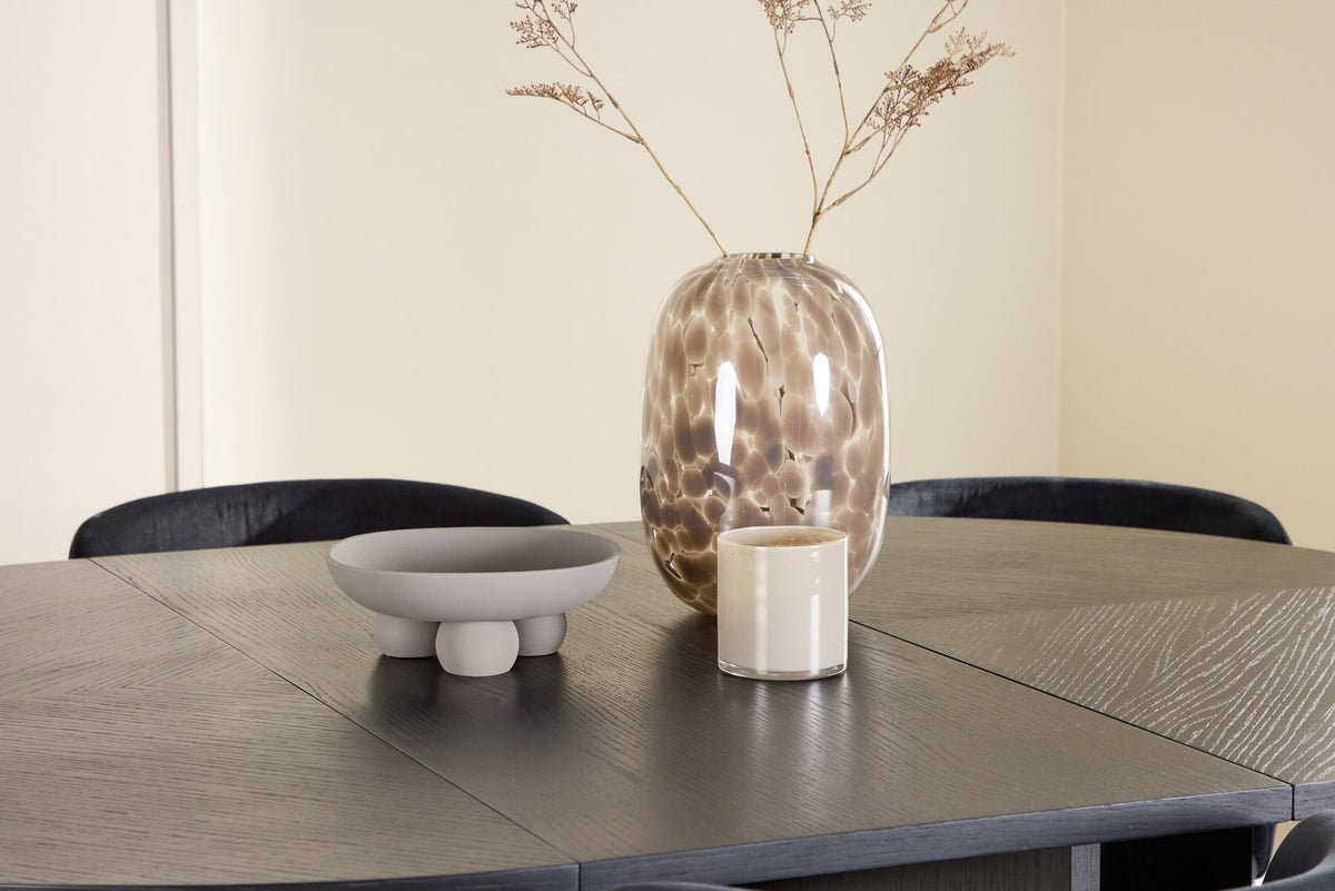Schwarzer Esstisch Strada aus MDF mit sechs Edina Stühlen mit Samtbezug, ausziehbare Tischplatte, skandinavisches Design von Venture Home.
