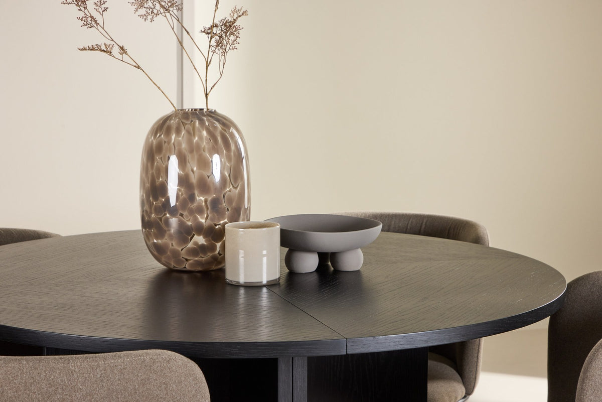 Schwarzer Esstisch Strada aus MDF mit sechs Edina Stühlen mit Samtbezug, ausziehbare Tischplatte, skandinavisches Design von Venture Home.