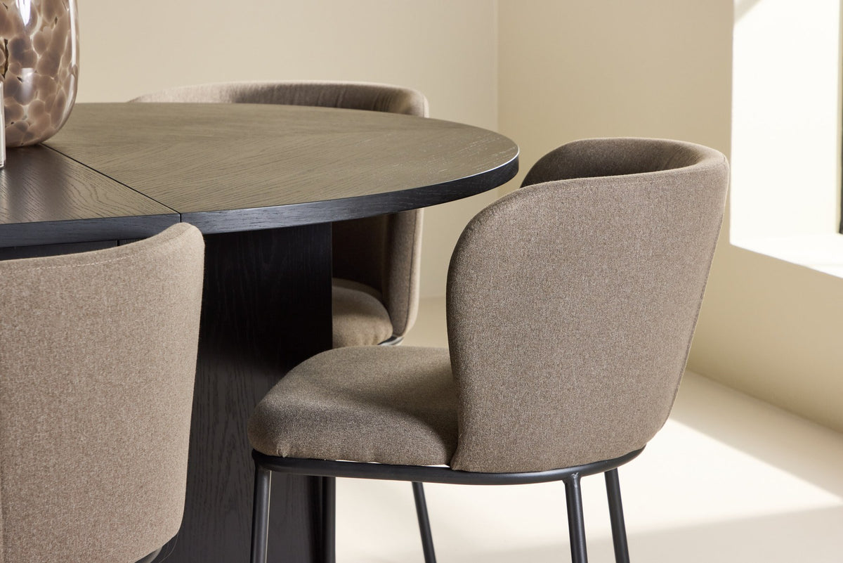 Schwarzer Esstisch Strada aus MDF mit sechs Edina Stühlen mit Samtbezug, ausziehbare Tischplatte, skandinavisches Design von Venture Home.