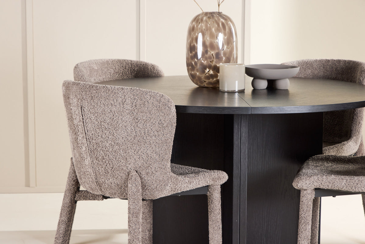 Esszimmerset von Venture Home: rechteckiger Esstisch mit schwarzer MDF-Platte und Stahlbeinen sowie zwei Stühle mit braunem Bouclé-Bezug.