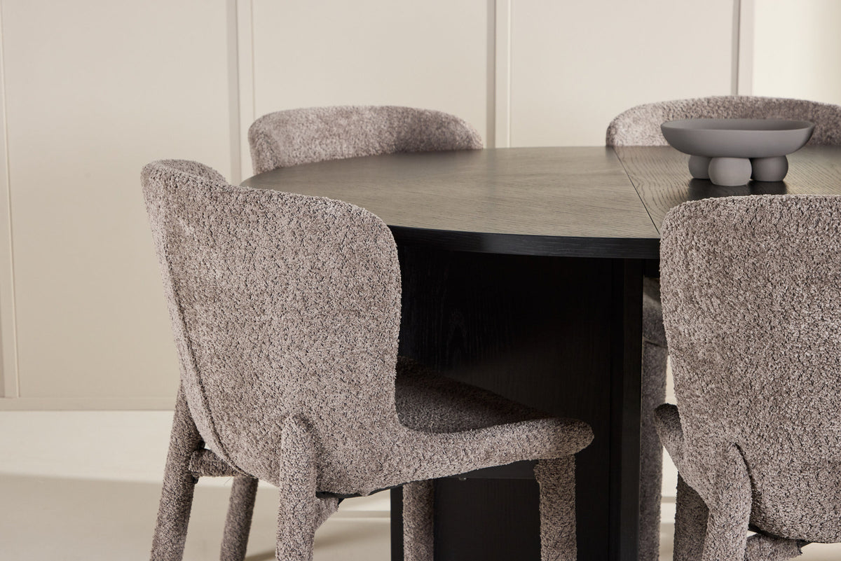 Esszimmerset von Venture Home: rechteckiger Esstisch mit schwarzer MDF-Platte und Stahlbeinen sowie zwei Stühle mit braunem Bouclé-Bezug.