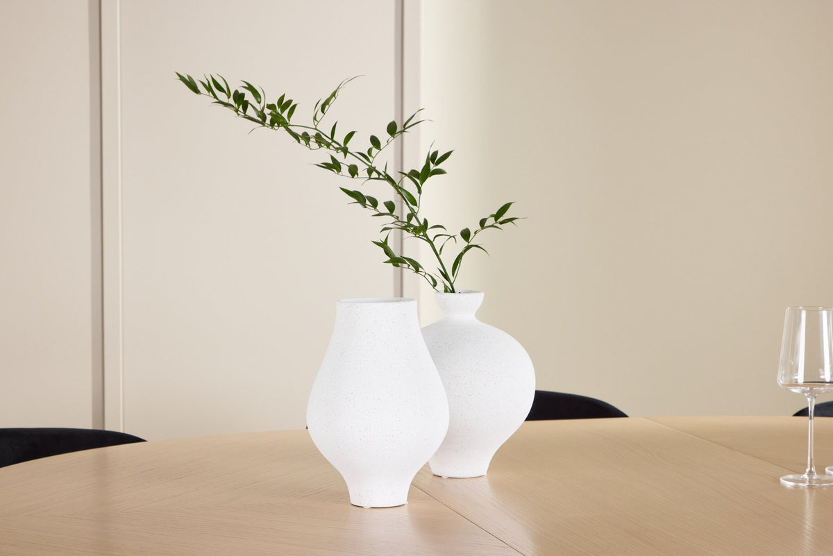 Schwarzer Esstisch Strada aus MDF mit sechs Edina Stühlen mit Samtbezug, ausziehbare Tischplatte, skandinavisches Design von Venture Home.