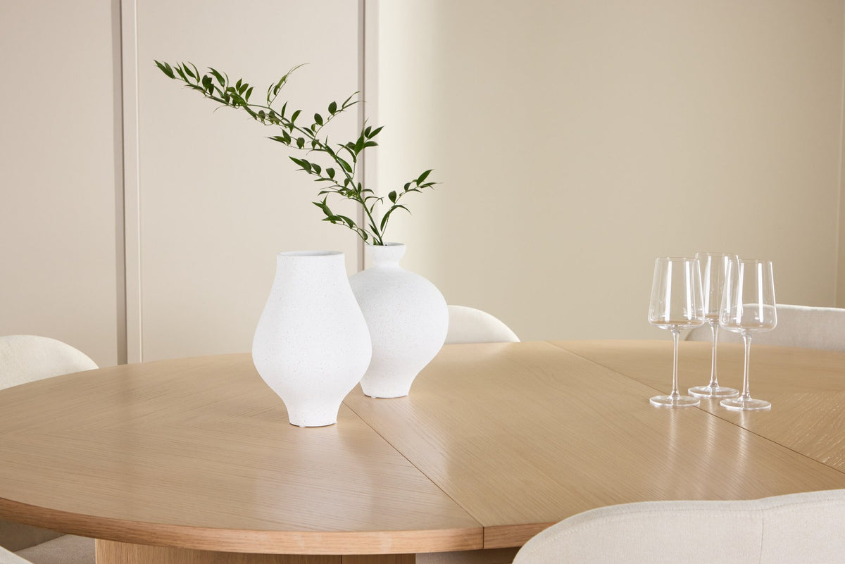 Runder Esstisch Strada aus MDF in White Wash mit sechs Lilja Stühlen, Esszimmerset von Venture Home in schlichtem Design