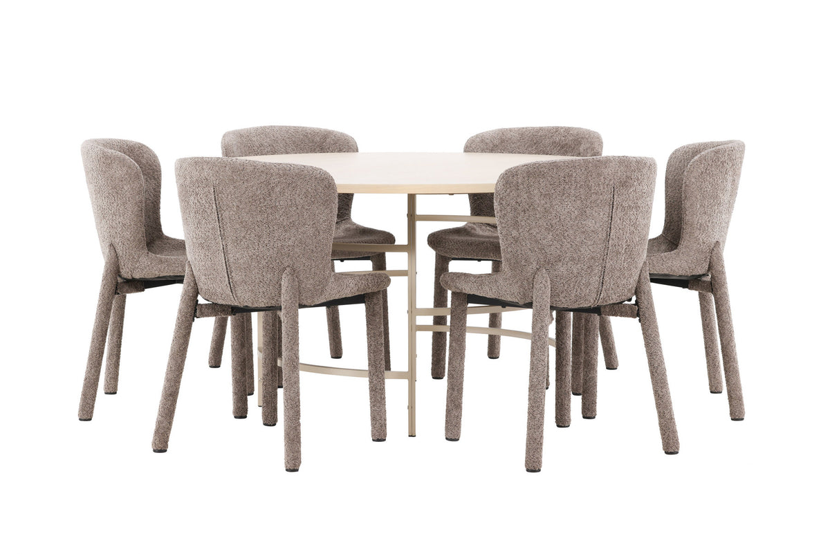 Rundes Esszimmerset: Esstisch ⌀140 cm mit Whitewash-Tischplatte aus MDF und Metall, dazu zwei braune Astoria-Esszimmerstühle von Venture Home.