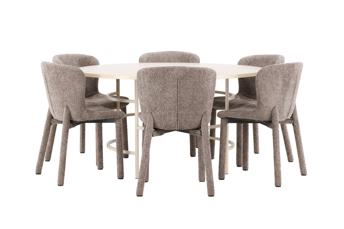 Rundes Esszimmerset: Esstisch ⌀140 cm mit Whitewash-Tischplatte aus MDF und Metall, dazu zwei braune Astoria-Esszimmerstühle von Venture Home.