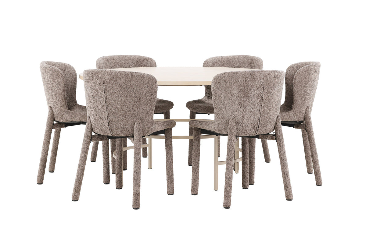 Rundes Esszimmerset: Esstisch ⌀140 cm mit Whitewash-Tischplatte aus MDF und Metall, dazu zwei braune Astoria-Esszimmerstühle von Venture Home.