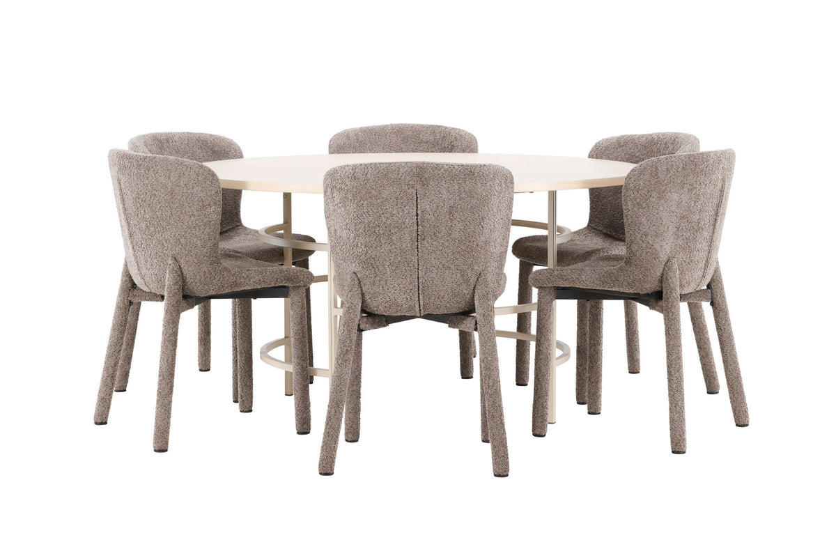 Rundes Esszimmerset: Esstisch ⌀140 cm mit Whitewash-Tischplatte aus MDF und Metall, dazu zwei braune Astoria-Esszimmerstühle von Venture Home.