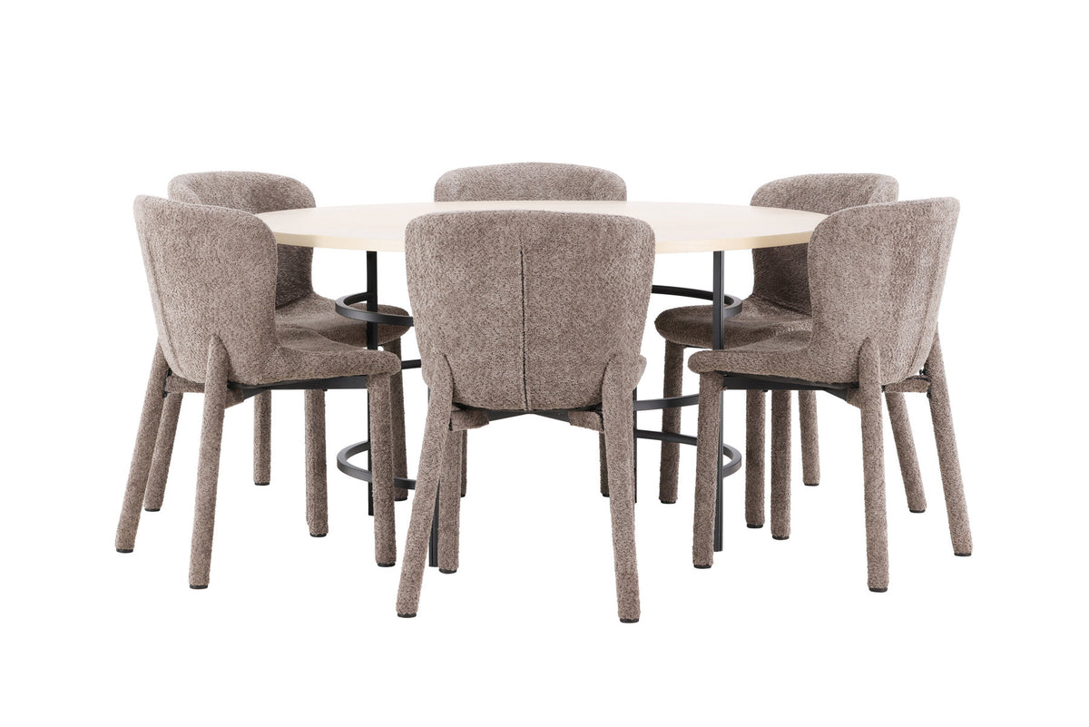 Rundes Esszimmerset: Esstisch ⌀140 cm mit Whitewash-Tischplatte aus MDF und Metall, dazu zwei braune Astoria-Esszimmerstühle von Venture Home.