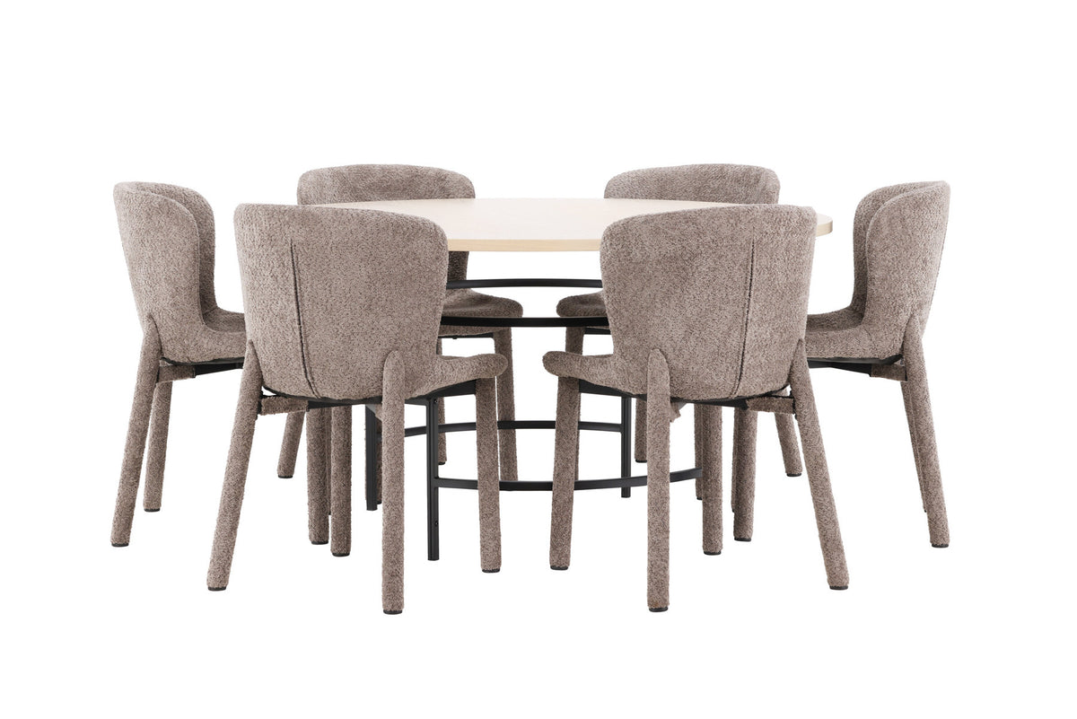 Rundes Esszimmerset: Esstisch ⌀140 cm mit Whitewash-Tischplatte aus MDF und Metall, dazu zwei braune Astoria-Esszimmerstühle von Venture Home.