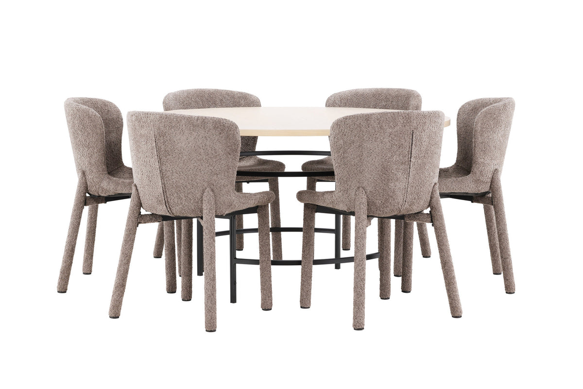 Rundes Esszimmerset: Esstisch ⌀140 cm mit Whitewash-Tischplatte aus MDF und Metall, dazu zwei braune Astoria-Esszimmerstühle von Venture Home.