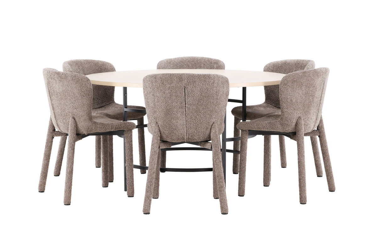 Rundes Esszimmerset: Esstisch ⌀140 cm mit Whitewash-Tischplatte aus MDF und Metall, dazu zwei braune Astoria-Esszimmerstühle von Venture Home.
