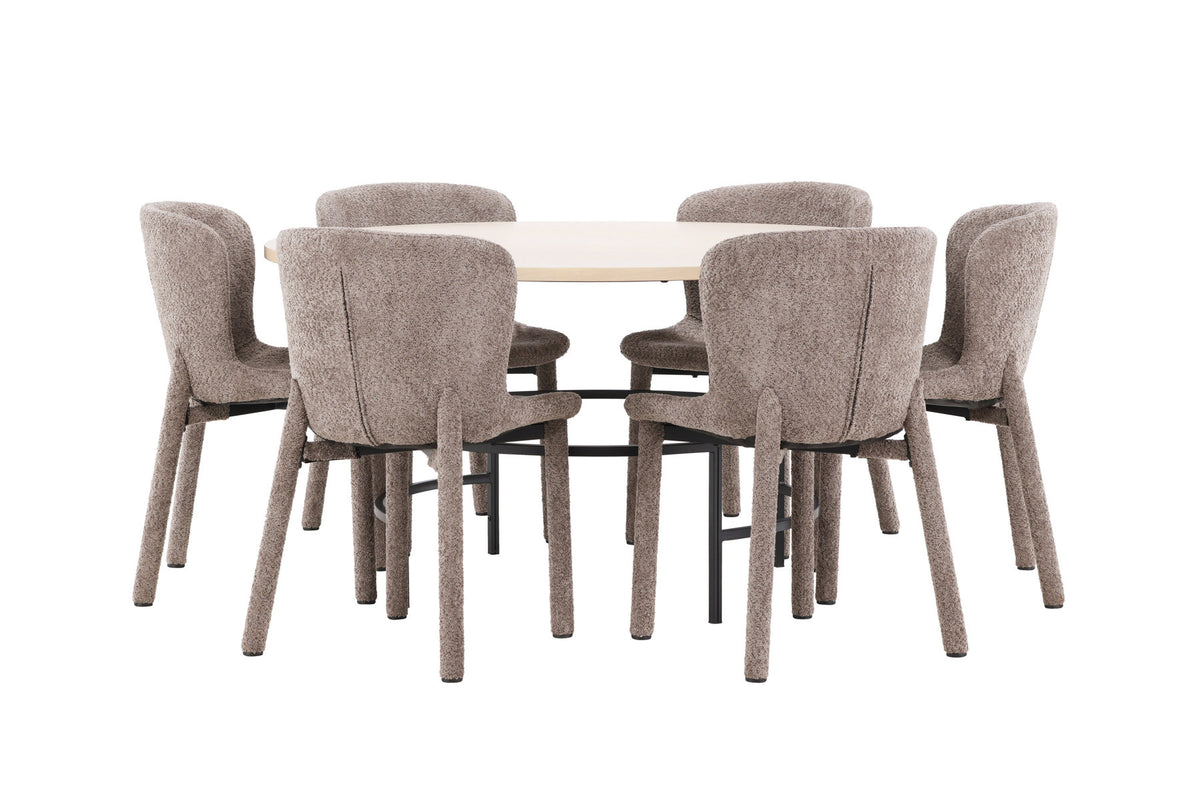 Rundes Esszimmerset: Esstisch ⌀140 cm mit Whitewash-Tischplatte aus MDF und Metall, dazu zwei braune Astoria-Esszimmerstühle von Venture Home.