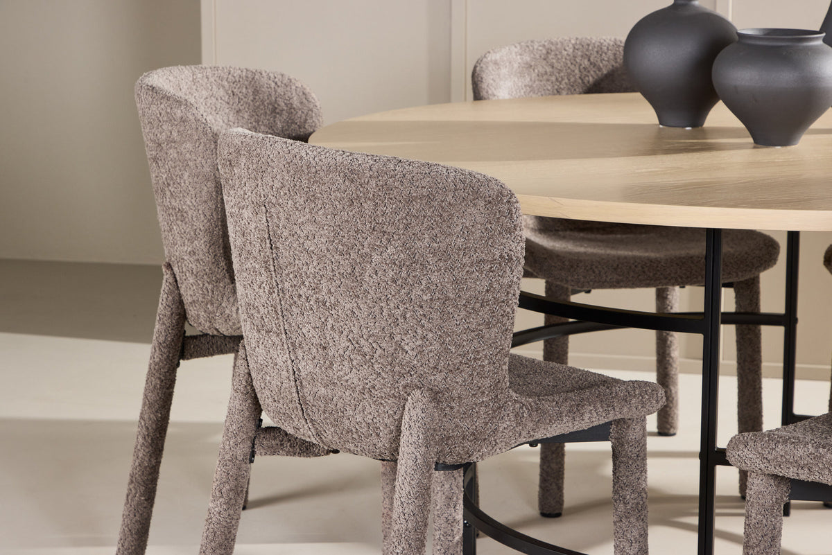 Rundes Esszimmerset: Esstisch ⌀140 cm mit Whitewash-Tischplatte aus MDF und Metall, dazu zwei braune Astoria-Esszimmerstühle von Venture Home.