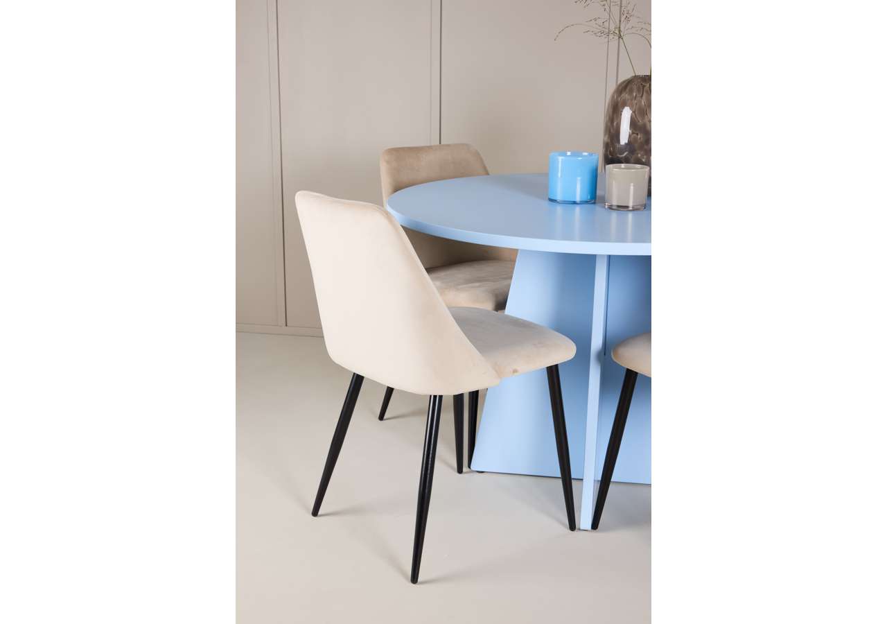 Moderner Esstisch Bootcut von Venture Home mit passendem Nachtstuhl, ideal für stilvolle Esszimmer.