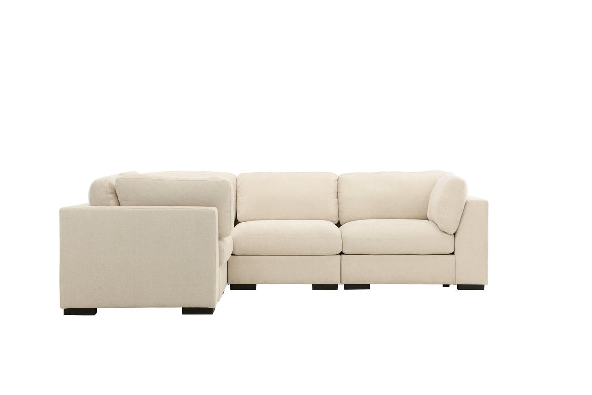 Ecksofa Salerno in Beige mit Polyesterbezug, beigen Kissen und schlanken schwarzen Kunststoffbeinen, Sitzhöhe 47 cm.
