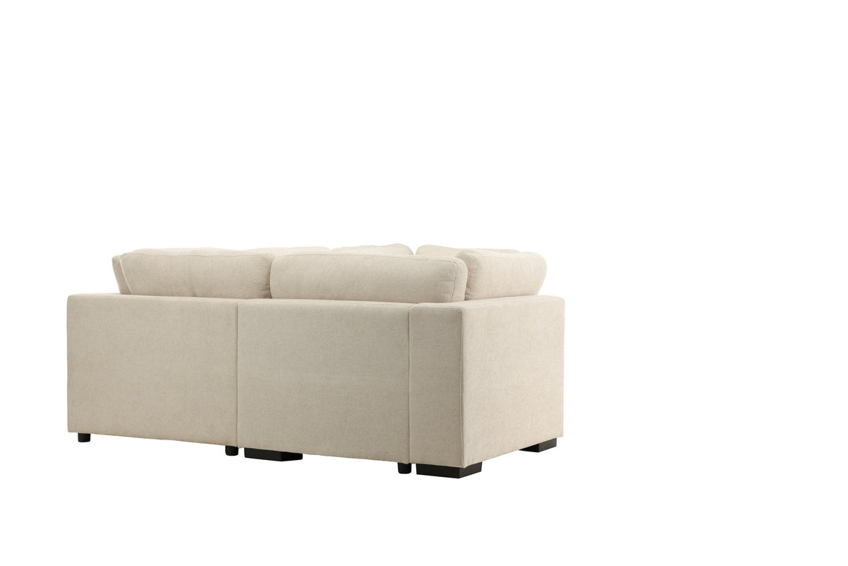 Ecksofa Salerno in Beige mit Polyesterbezug, beigen Kissen und schlanken schwarzen Kunststoffbeinen, Sitzhöhe 47 cm.