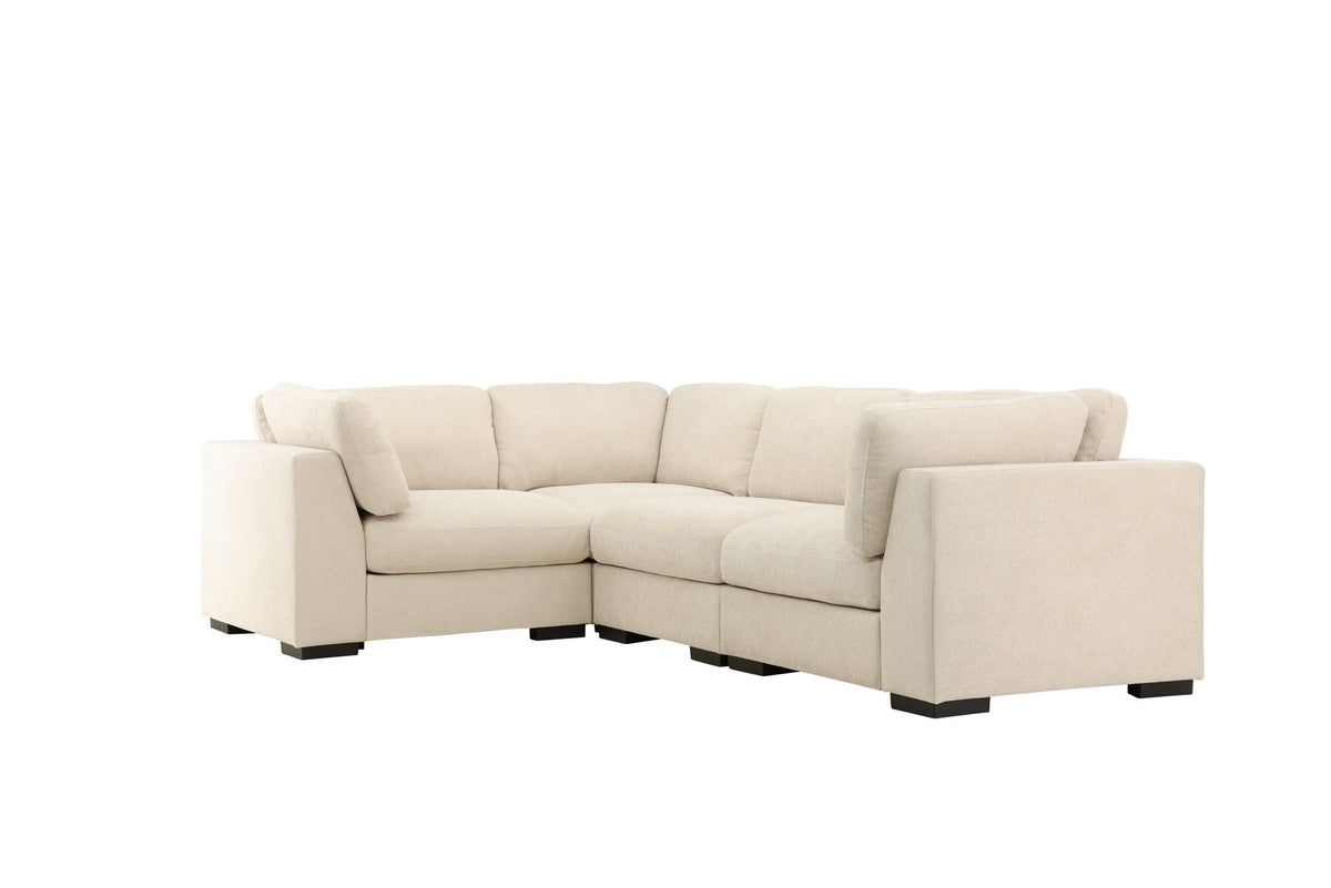 Ecksofa Salerno in Beige mit Polyesterbezug, beigen Kissen und schlanken schwarzen Kunststoffbeinen, Sitzhöhe 47 cm.