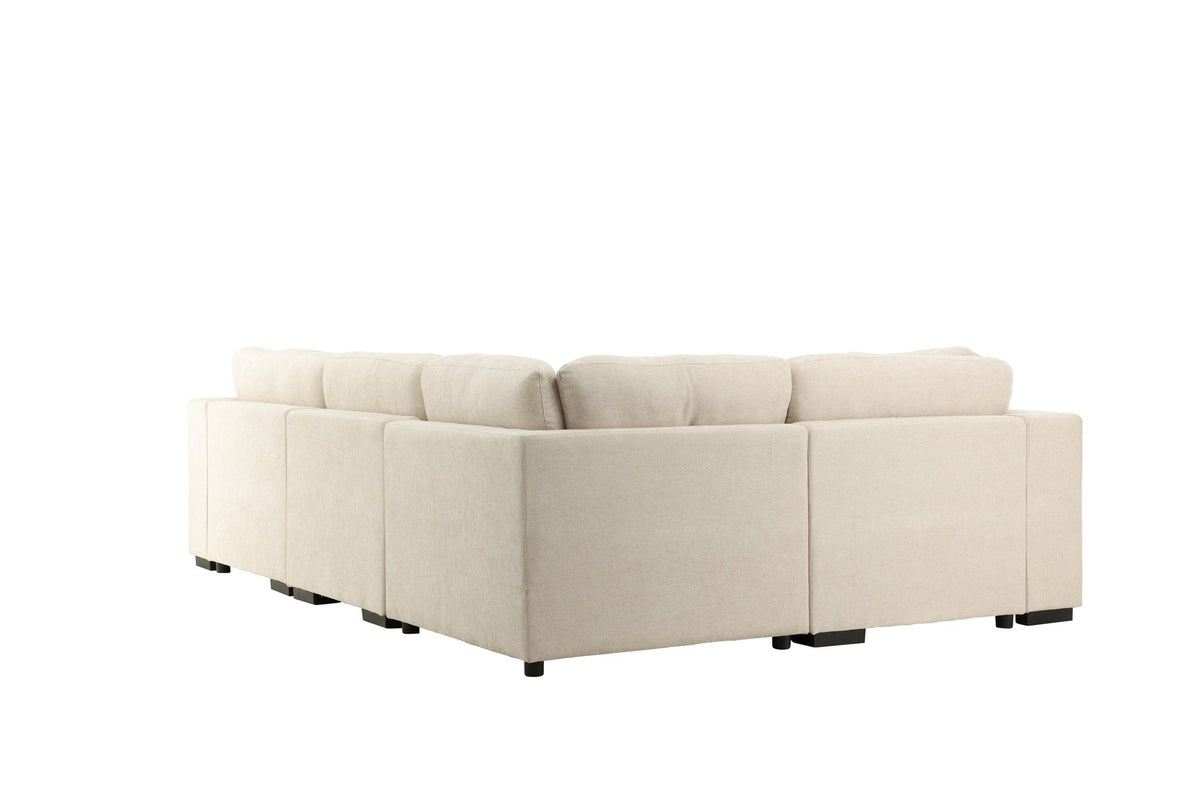 Ecksofa Salerno in Beige mit Polyesterbezug, beigen Kissen und schlanken schwarzen Kunststoffbeinen, Sitzhöhe 47 cm.