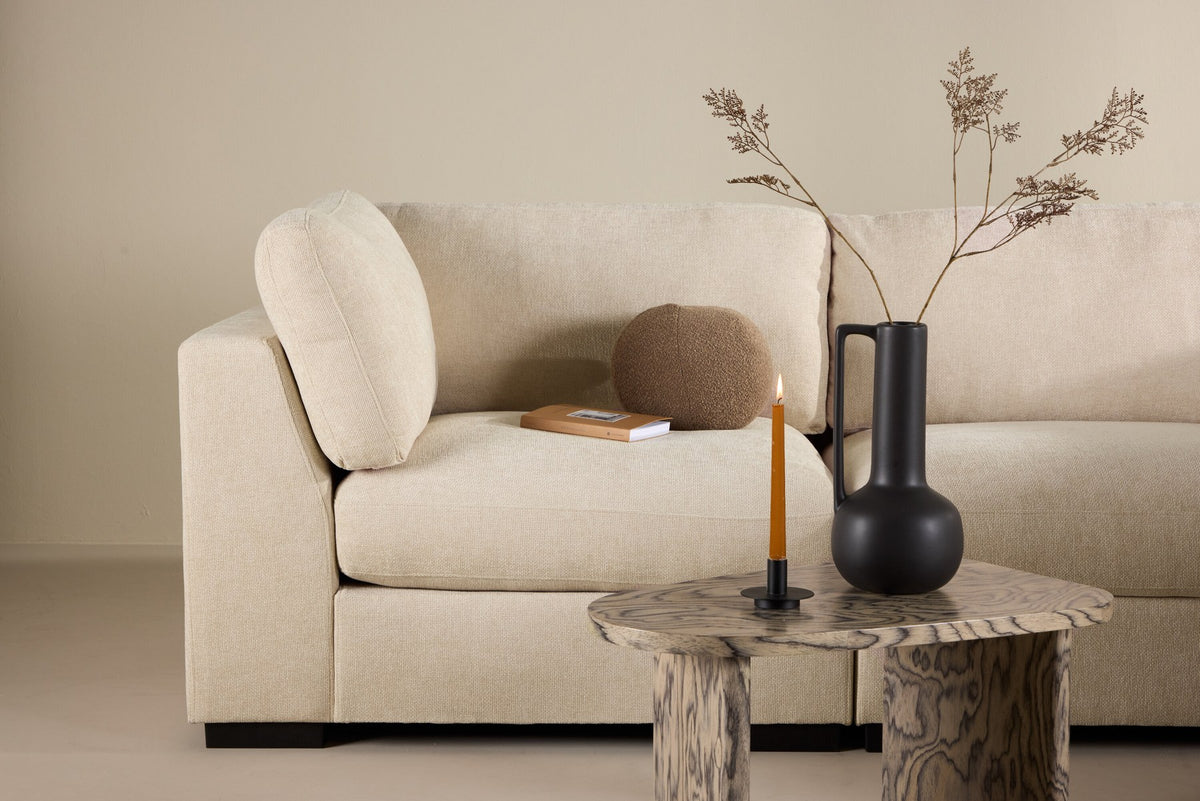 Ecksofa Salerno in Beige mit Polyesterbezug, beigen Kissen und schlanken schwarzen Kunststoffbeinen, Sitzhöhe 47 cm.