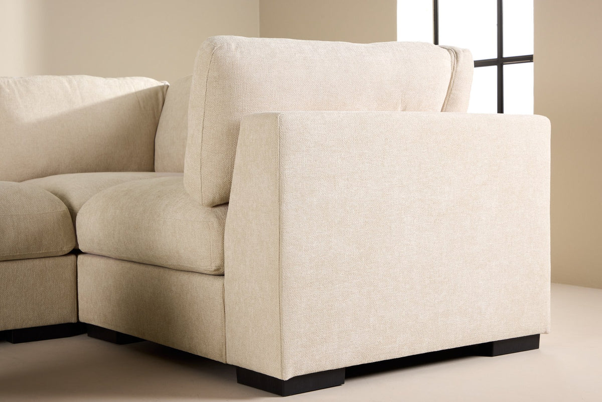 Ecksofa Salerno in Beige mit Polyesterbezug, beigen Kissen und schlanken schwarzen Kunststoffbeinen, Sitzhöhe 47 cm.
