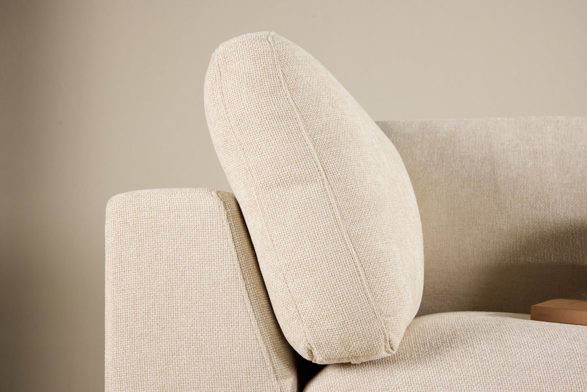 Ecksofa Salerno in Beige mit Polyesterbezug, beigen Kissen und schlanken schwarzen Kunststoffbeinen, Sitzhöhe 47 cm.