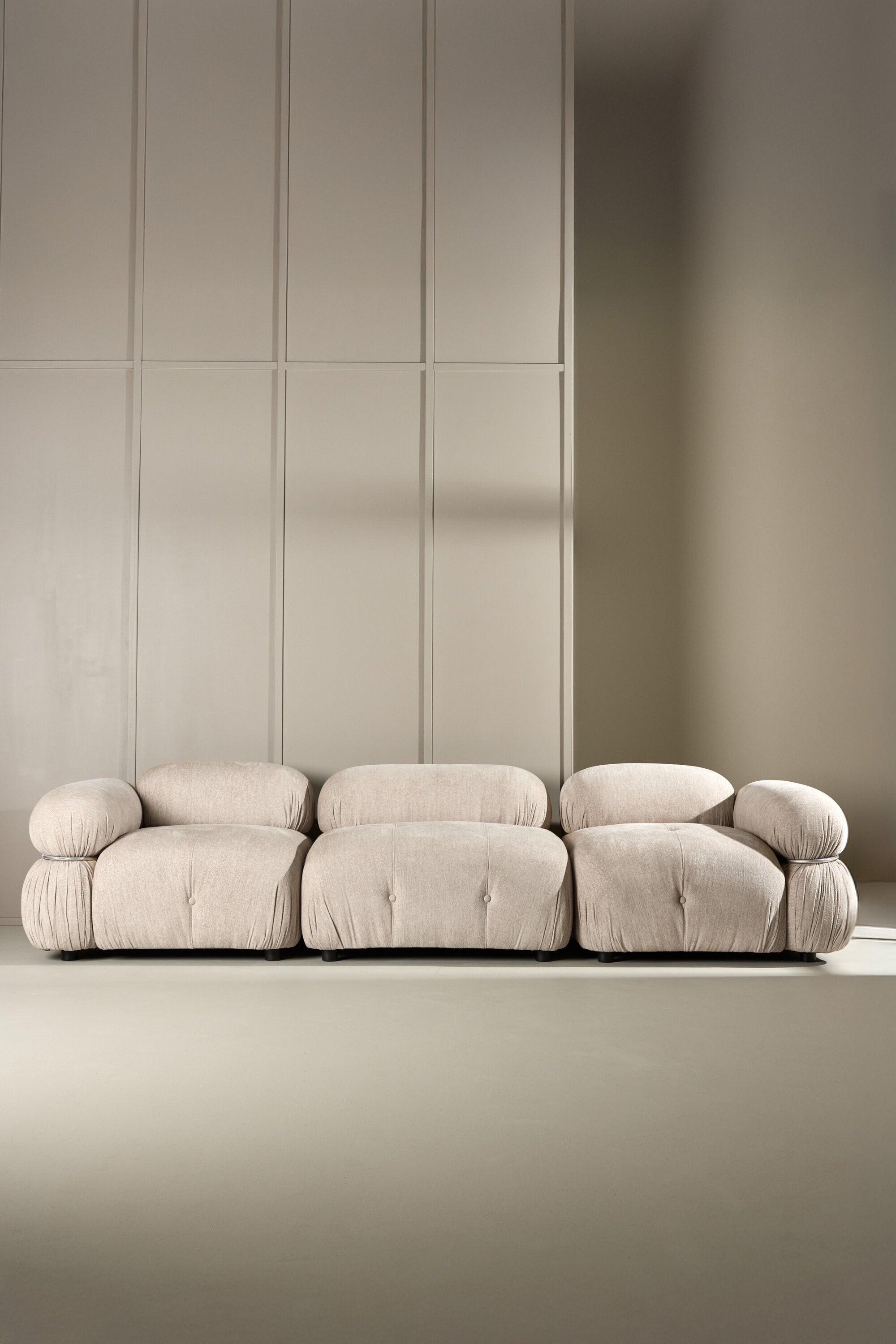 Mika 3-Sitzer Sofa in Beige präsentiert im Onlineshop von KAQTU Design AG. 2er Sofa ist von Venture Home