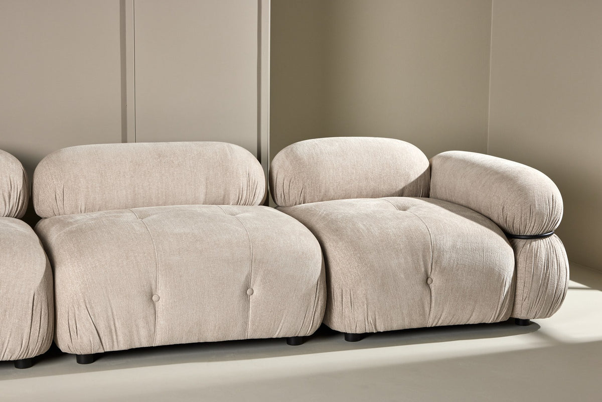 Beiges 3-Sitzer Sofa Mika von Venture Home mit Polyesterbezug, Schaumstofffüllung und schwarzen Kunststoffbeinen, moderne Form