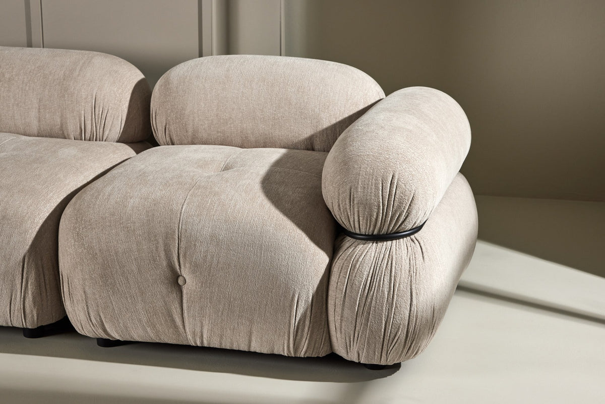 Beiges 3-Sitzer Sofa Mika von Venture Home mit Polyesterbezug, Schaumstofffüllung und schwarzen Kunststoffbeinen, moderne Form