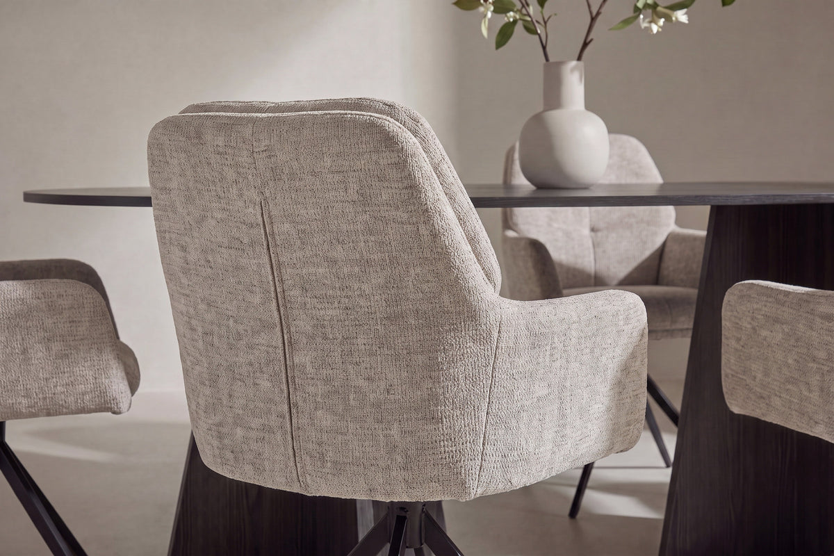 Ovaler Esstisch aus MDF mit Furnier in Schwarz und Metallbeinen, dazu zwei Esszimmerstühle mit braunem Polyesterbezug und schwarzen Beinen.
