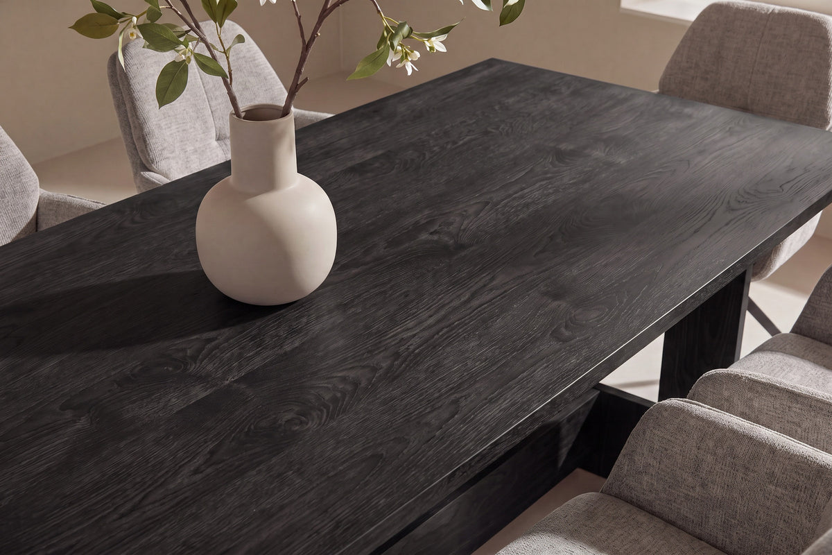 Esszimmerset mit rechteckigem Esstisch aus MDF in Schwarz und zwei gepolsterten Stühlen mit braunem Polyesterbezug und Metallbeinen.