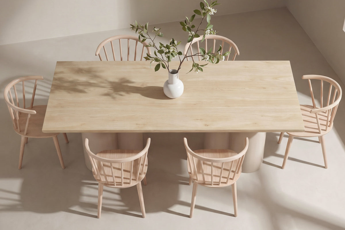 Esszimmerset Whitewash: Rechteckiger Tisch 210x100 cm mit MDF-Platte und zwei Stühle mit abgerundeter Rückenlehne aus Gummibaumholz.