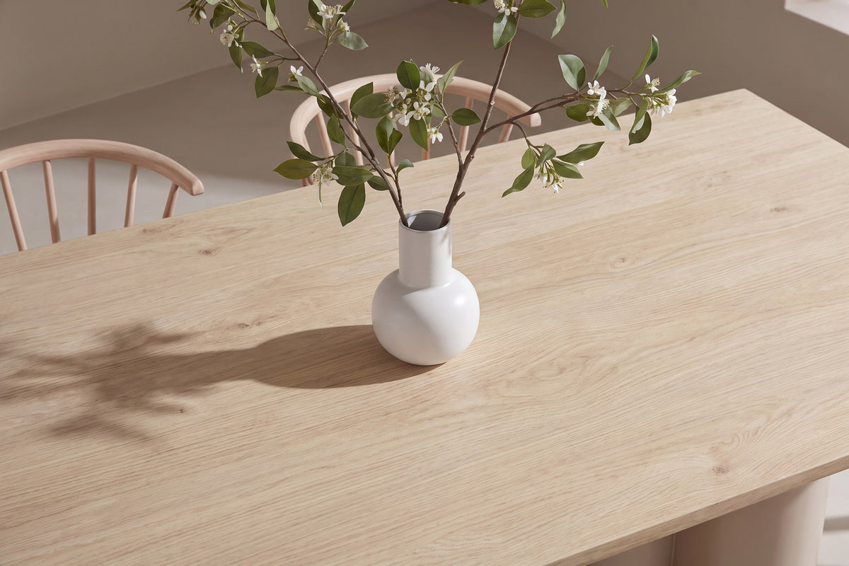Esszimmerset Whitewash: Rechteckiger Tisch 210x100 cm mit MDF-Platte und zwei Stühle mit abgerundeter Rückenlehne aus Gummibaumholz.