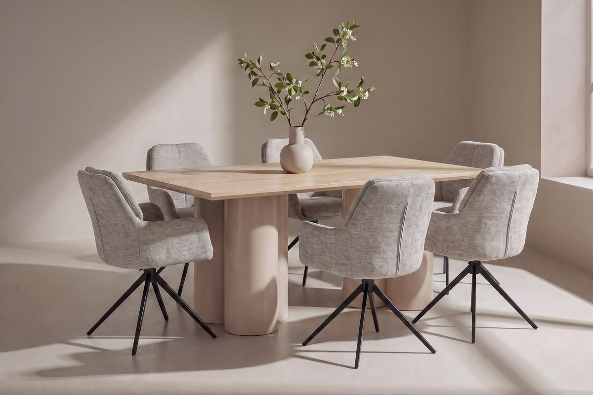 Rechteckiger Esstisch 210x100 cm mit Tischplatte in Whitewash aus MDF und Papierlaminat, dazu zwei gepolsterte Esszimmerstühle in Braun mit Metallbeinen.