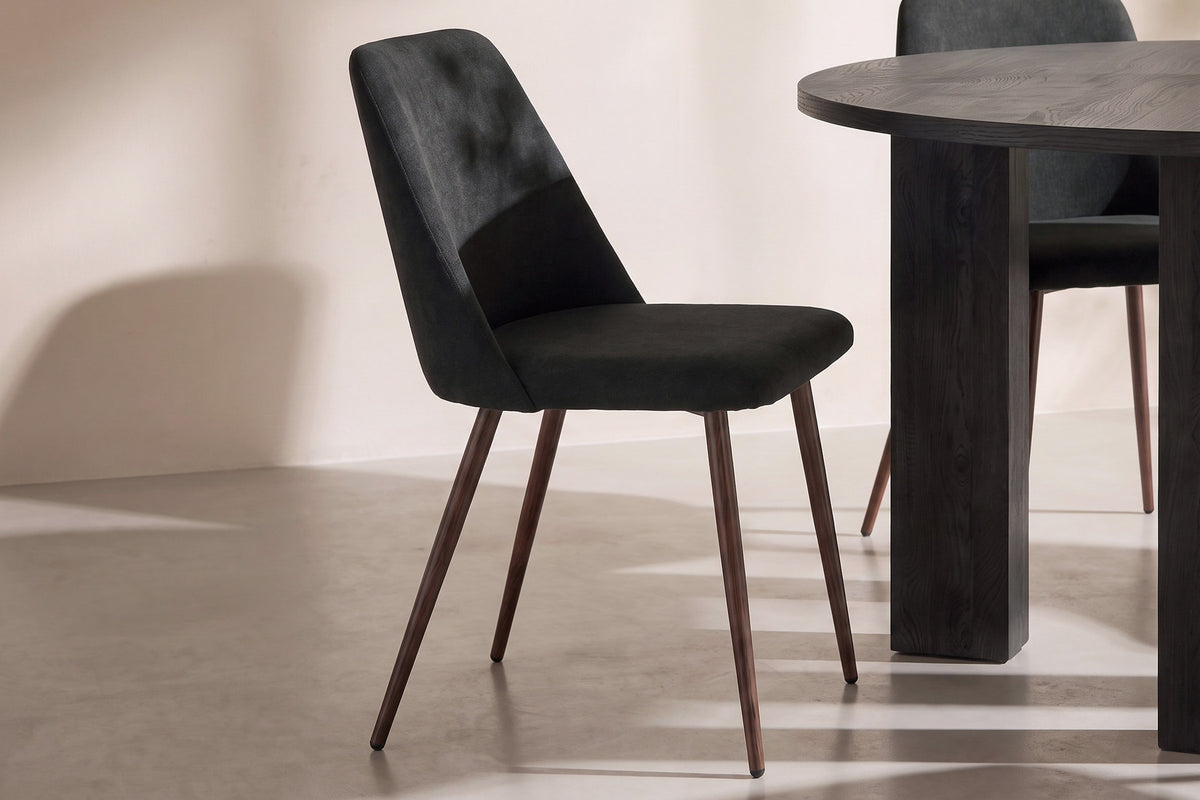 Rundes Esszimmerset in Schwarz: MDF-Tisch ⌀120 cm mit Stahlbeinen und zwei gepolsterte Stühle mit Polyester-Leinen-Bezug, Hersteller Venture Home.