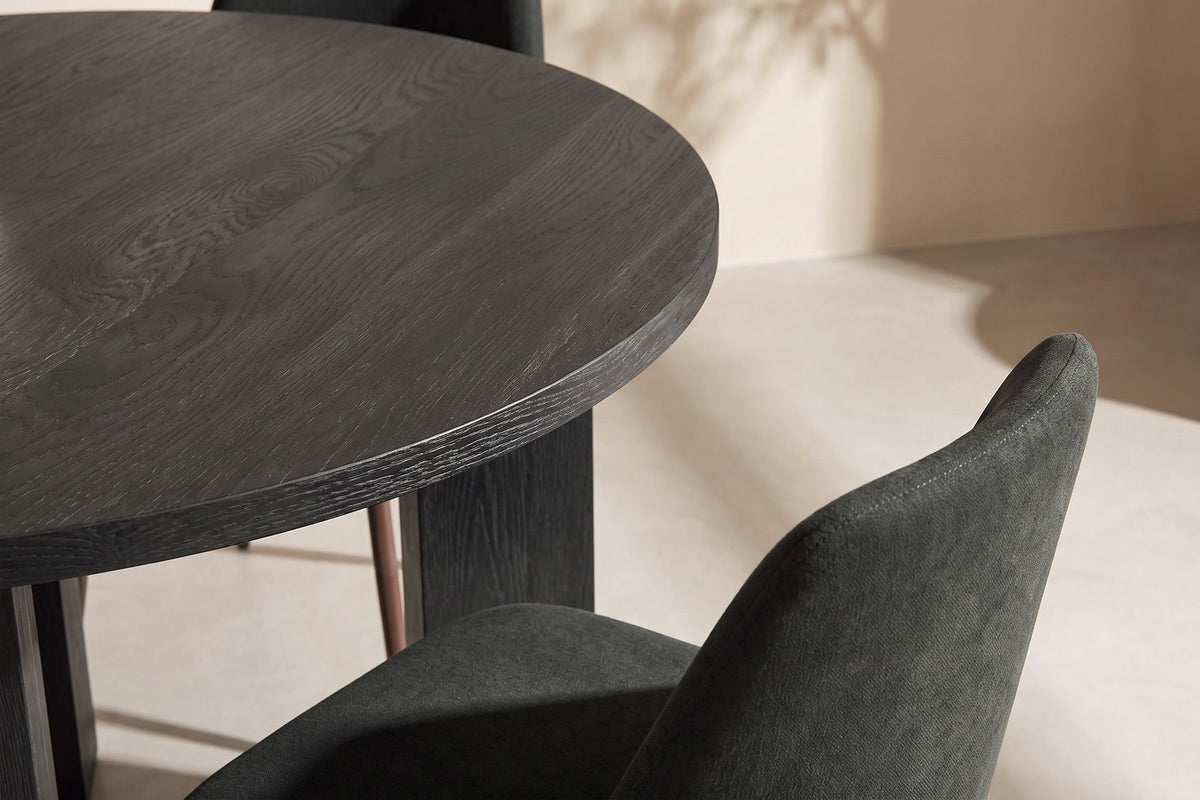 Rundes Esszimmerset in Schwarz: MDF-Tisch ⌀120 cm mit Stahlbeinen und zwei gepolsterte Stühle mit Polyester-Leinen-Bezug, Hersteller Venture Home.