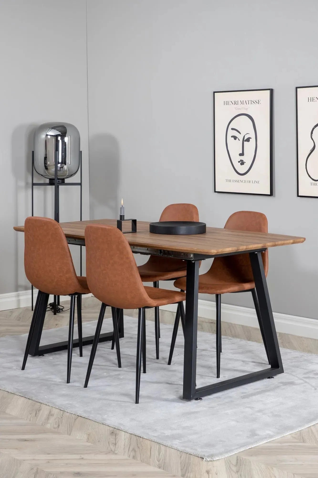 Das Inca Esszimmerset (Polar) von Venture Home bietet stilvolles Design mit einem 160cm Tisch und 4 Stühlen für Ihr Zuhause.