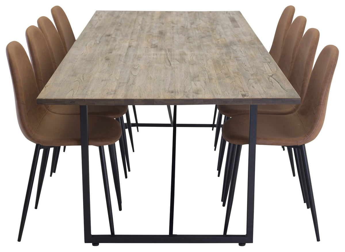 Rechteckiger Esstisch aus Teak mit Stahlgestell in Natur, daneben zwei gepolsterte Esszimmerstühle mit schwarzem Stahlgestell in Braun.