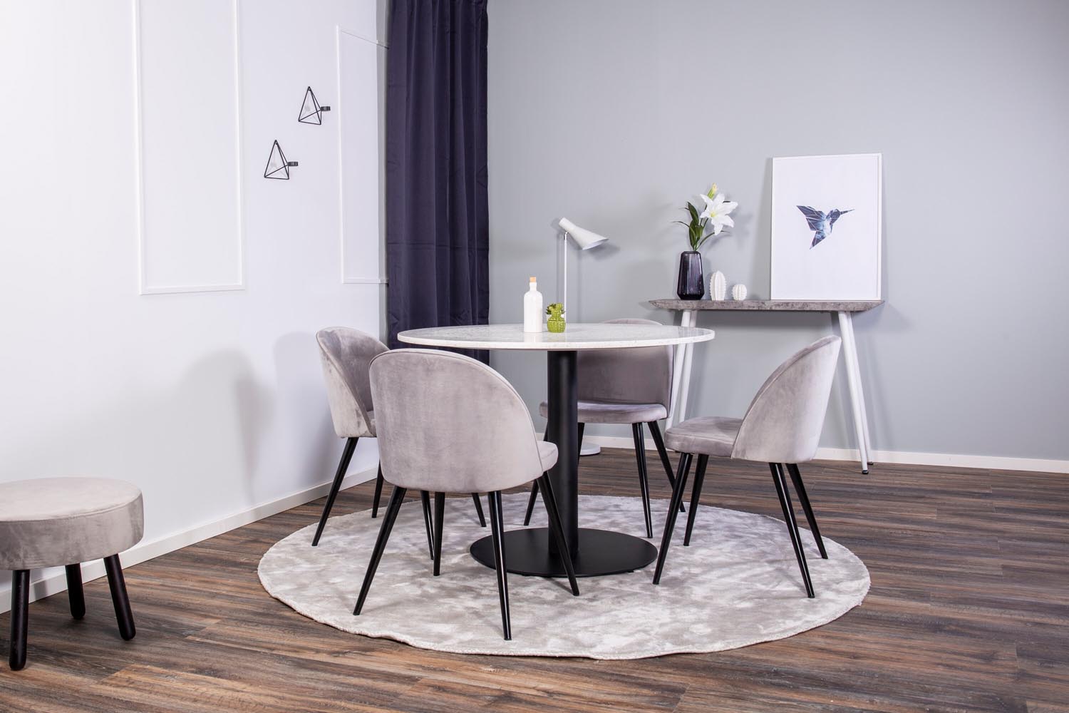 Entdecken Sie das Razzia Esszimmerset von Venture Home: Moderner 106 cm Tisch und 4 stilvolle Velvet-Stühle für unvergessliche Essensmomente.