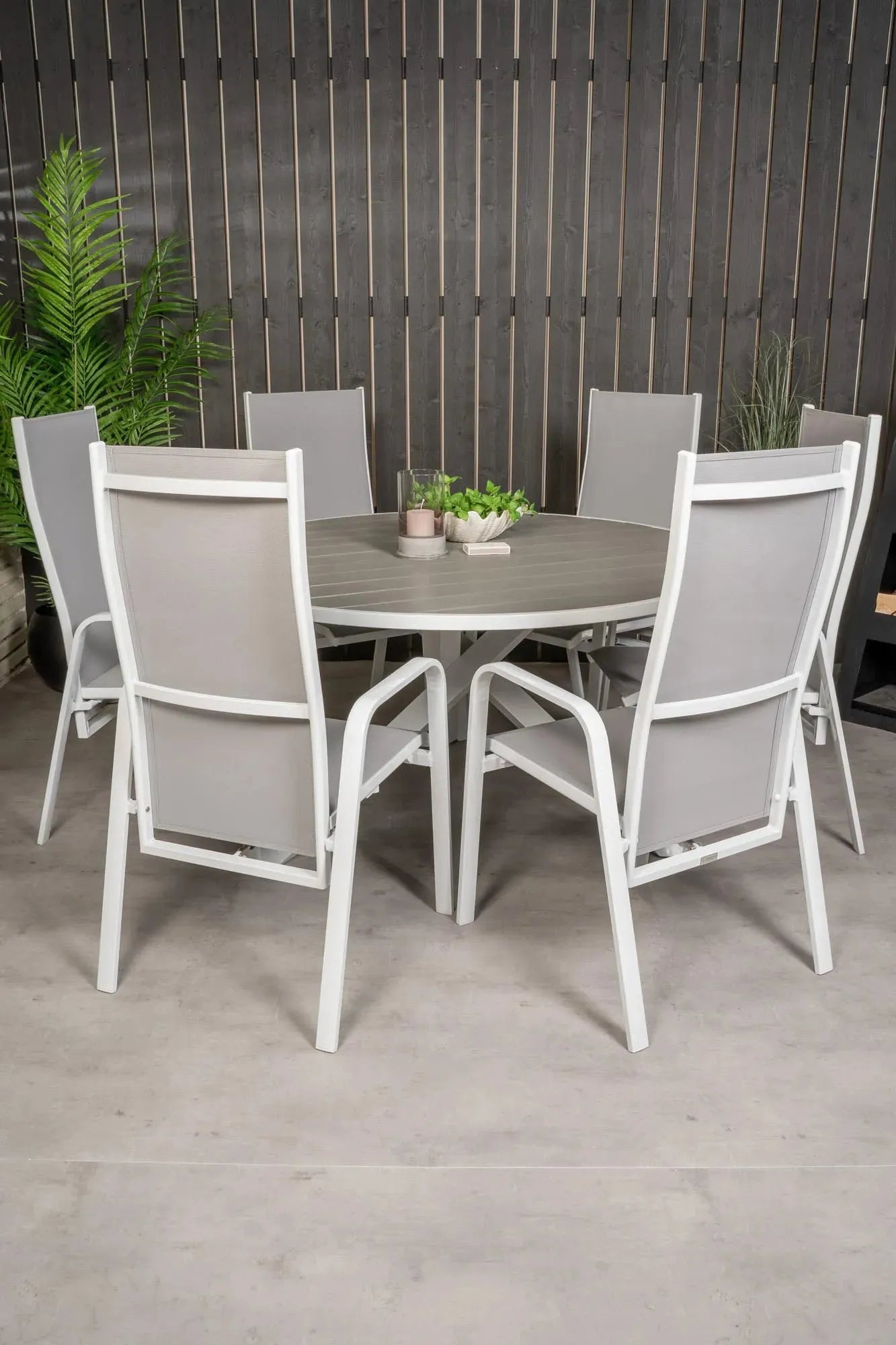 Luxuriöses Parma Set: Runder Tisch & 6 Copacabana Liegestühle.