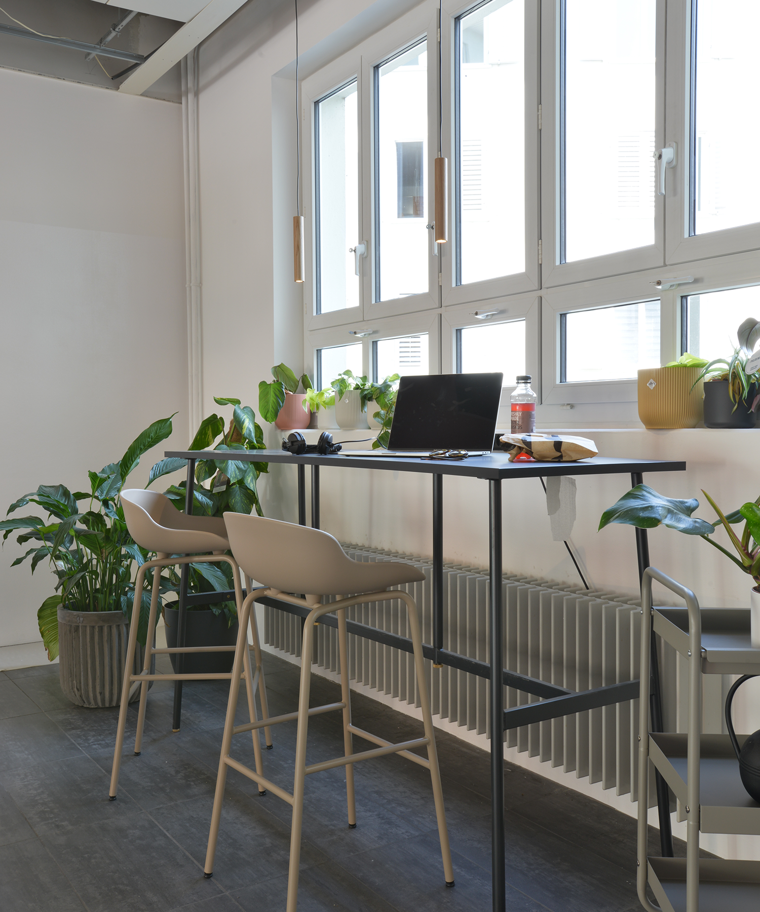 Hoch-Tisch im Co-Workingspace HOGA mit Mobiliar von Normann Copenhagen